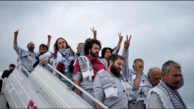 Photo of وصول مئات ناشطي “أسطول الصمود” إلى إسطنبول بعد احتجازهم.. وشهادات عن تعذيب وانتهاكات إسرائيلية