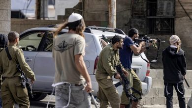 Photo of اعتداءات للمستوطنين في الخليل ونابلس تطال صرحًا تذكاريًا ومركبات فلسطينية