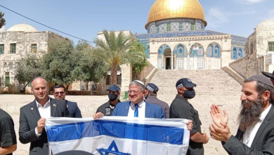 Photo of بن غفير يقتحم المسجد الأقصى ويرفع العلم الإسرائيلي