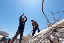 Photo of نازحو خان يونس يستخرجون قضبان الحديد من الركام لبناء خيامهم (فيديو)