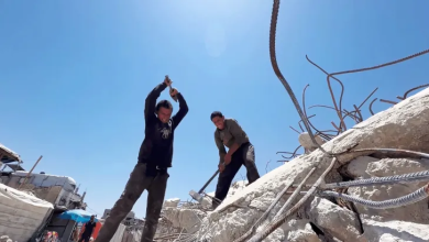 Photo of نازحو خان يونس يستخرجون قضبان الحديد من الركام لبناء خيامهم (فيديو)