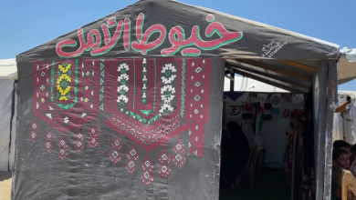 Photo of “أرامل غزة” ينهضن من بين الركام بـ”خيوط الأمل” ومشاريع الإرادة (شاهد)