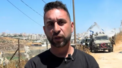 Photo of “لن نرحل”.. فلسطيني يلجأ إلى الصلاة خلال هدم منزله (شاهد)