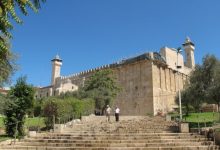 Photo of الأوقاف الفلسطينية: الاحتلال يزيل مظلة صحن المسجد الإبراهيمي تمهيدًا لمشروع تسقيف
