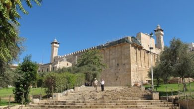 Photo of الأوقاف الفلسطينية: الاحتلال يزيل مظلة صحن المسجد الإبراهيمي تمهيدًا لمشروع تسقيف