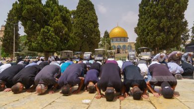 Photo of 60 ألف مصلٍّ يؤدون صلاة الجمعة في المسجد الأقصى رغم قيود الاحتلال