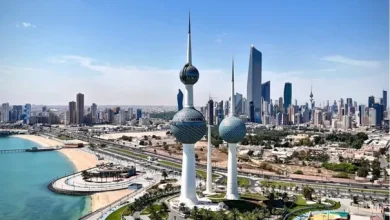 Photo of الكويت تغلق مجالها الجوي مؤقتًا وتحول الرحلات إلى مطارات بديلة
