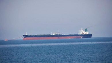 Photo of إيران تتهم واشنطن باستهداف بارجة شحن في خليج عمان