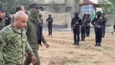 Photo of معتمر يدعو من أمام الكعبة على متعاونين مع الاحتلال في غزة (شاهد)