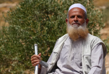 Photo of بعكاز وطرف صناعي.. المسن ربّاع يقارع جيش الاحتلال والمستوطنين ويرفض التهجير (شاهد)