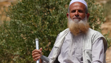 Photo of بعكاز وطرف صناعي.. المسن ربّاع يقارع جيش الاحتلال والمستوطنين ويرفض التهجير (شاهد)