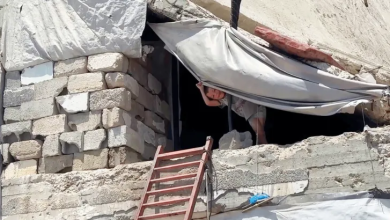 Photo of بين الركام والقوارض.. عائلات غزة تخاطر بالعيش في طوابق آيلة للانهيار