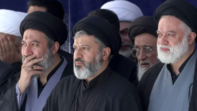 Photo of ثلاثة من أبناء خامنئي يحضرون جنازته في غياب مجتبى
