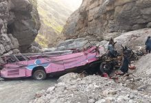 Photo of مصرع 40 شخصاً إثر سقوط حافلة في وادٍ غرب باكستان
