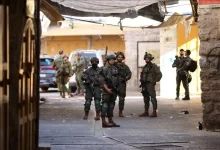Photo of الاحتلال يشن اقتحامات واسعة في الضفة الغربية ويصيب شابًا ويعتقل عددًا من المواطنين