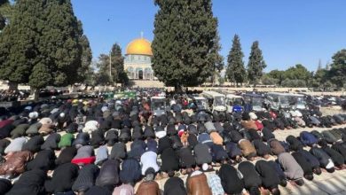 Photo of 70 ألف مصلٍّ يؤدون صلاة الجمعة في المسجد الأقصى رغم القيود الإسرائيلية المشددة