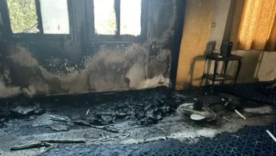 Photo of مستوطنون يحرقون مسجدين ومنزلًا في الضفة الغربية ويخطّون شعارات عنصرية