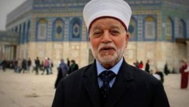 Photo of 70 ألف مصلٍ يؤدون صلاة الجمعة في الأقصى رغم القيود.. واعتقال خطيب المسجد الشيخ محمد حسين