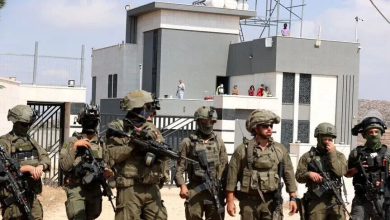 Photo of لليوم العاشر.. مستوطنون إسرائيليون يحاصرون 3 منازل فلسطينية بقصرة (شاهد)
