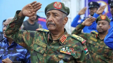 Photo of البرهان يتعهد بهزيمة الدعم السريع ويدعو السودانيين لتجاهل الحديث عن عقوبات