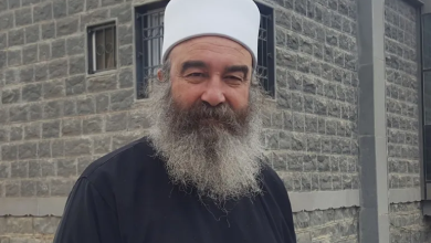 Photo of “لم يبقَ في الميدان إلا حديدان”.. بعد حل “قسد” ما مصير الهجري بالسويداء؟ (شاهد)