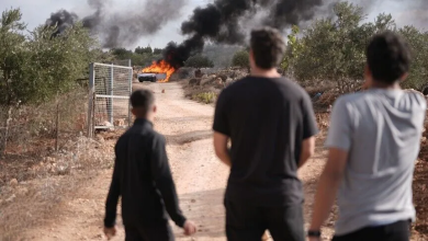 Photo of الضفة.. مستوطنون يحرقون 3 مركبات فلسطينية ويدمرون شبكة كهرباء