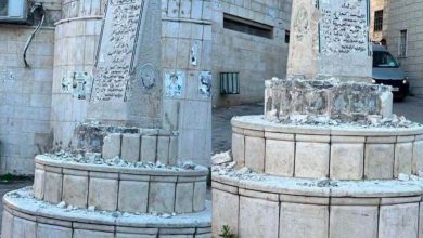 Photo of تحت حماية جيش الاحتلال الإسرائيلي .. عضو كنيست ومستوطنون يحطمون صرح الشهداء في قرية “مادما” بنابلس (شاهد)