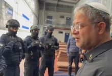 Photo of بن غفير يسخر من أسيرة فلسطينية تشتكي أوضاع الاعتقال: السجن ليس فندقاً
