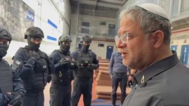 Photo of بن غفير يسخر من أسيرة فلسطينية تشتكي أوضاع الاعتقال: السجن ليس فندقاً