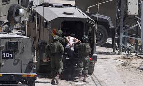 Photo of الاحتلال يعتقل 5 فلسطينيين خلال اقتحامات بالضفة والقدس ويفجر أجزاءً من منزل في مخيم قلنديا