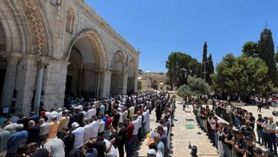 Photo of عشرات الآلاف يؤدون صلاة الجمعة في المسجد الأقصى رغم تشديدات الاحتلال