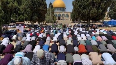 Photo of عشرات آلاف الفلسطينيين يؤدون صلاة الجمعة في الأقصى