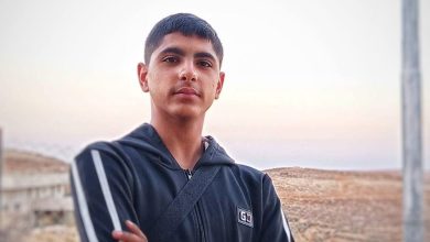 Photo of مستوطنون يقتلون فتى ويحرقون منزلاً ويهاجمون فلسطينيين في الخليل