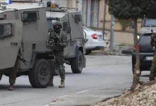 Photo of اعتقال خمسة فلسطينيين وحواجز إسرائيلية تعرقل الحركة في الضفة الغربية