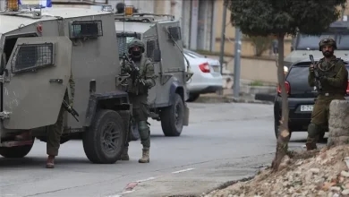 Photo of اعتقال خمسة فلسطينيين وحواجز إسرائيلية تعرقل الحركة في الضفة الغربية