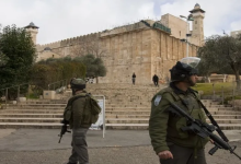 Photo of مستوطن مسلح ينكل بـ 5 أطفال فلسطينين في الخليل (شاهد)