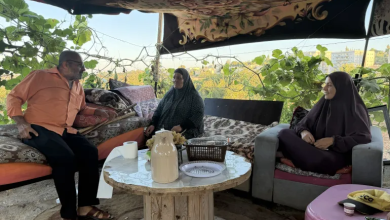 Photo of تحاصرهم 14 مستوطنة.. كيف يعيش سكان “بيت سكاريا” الفلسطينية؟ (فيديو)