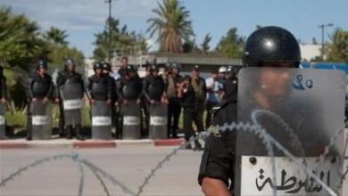 Photo of “نعيش حياة مع وقف التنفيذ”.. تقرير حقوقي يكشف معاناة المعتقلين التونسيين