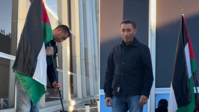 Photo of عمدة بلدية فينيسيو الفرنسية يرفع علم فلسطين على واجهة البلدية (شاهد