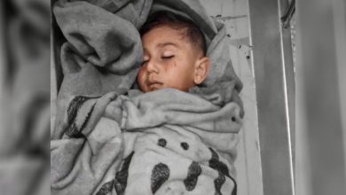 Photo of قذيفة تقتل سعدي.. وتسرق من الطفل الجميل دراجته المنتظرة (شاهد)