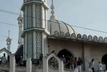 Photo of مسلمون يهدمون أجزاء من مسجد تاريخي بالهند وهم يبكون.. ما القصة؟ (شاهد)