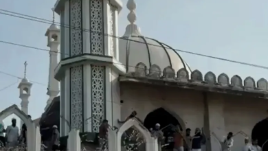 Photo of مسلمون يهدمون أجزاء من مسجد تاريخي بالهند وهم يبكون.. ما القصة؟ (شاهد)