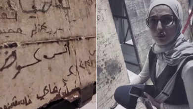 Photo of “فيني أخد الباب؟”.. سورية تعثر على اسم أخيها محفوراً على باب زنزانة من عهد نظام الأسد (شاهد)