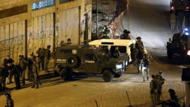 Photo of الاحتلال يصعّد بالضفة والقدس.. اقتحامات واسعة واعتقالات ومداهمات للمنازل