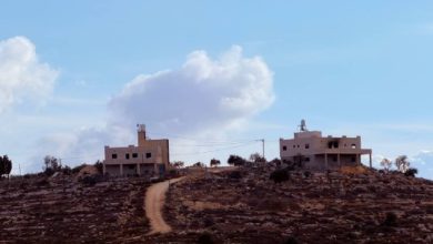 Photo of مستوطنون يحرقون منزلين ومركبات في جالود والمغير ويهاجمون الممتلكات (شاهد)