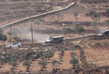 Photo of الجيش الإسرائيلي يمنع نحو 100 ناشط سلام من إيصال مساعدات إنسانية لعائلات محاصرة في قصرة