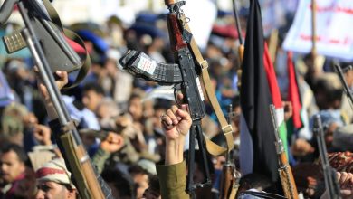 Photo of تصعيد عسكري واسع في اليمن: طيران حربي يقصف مواقع الحوثيين وتقدم حكومي في لحج ومعارك بتعز