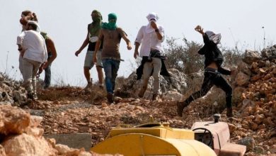 Photo of اعتداءات المستوطنين تتصاعد في الضفة: اقتحامات وحواجز واستهداف للطلبة والمركبات