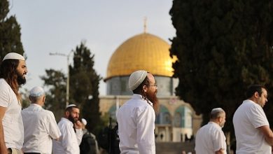 Photo of مستوطنون يؤدون طقوسًا تلمودية قرب قبة الصخرة في الأقصى