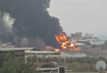 Photo of حريق يقترب من المنازل في يركا وإخلاء مجمع «بيغ فاشن»